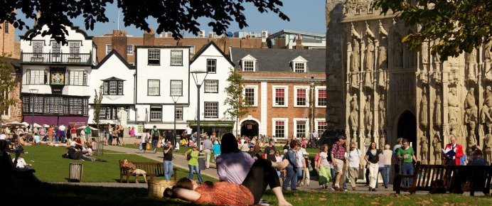 Santander oferece bolsas de estudos para cursos de verão em universidade do Reino Unido