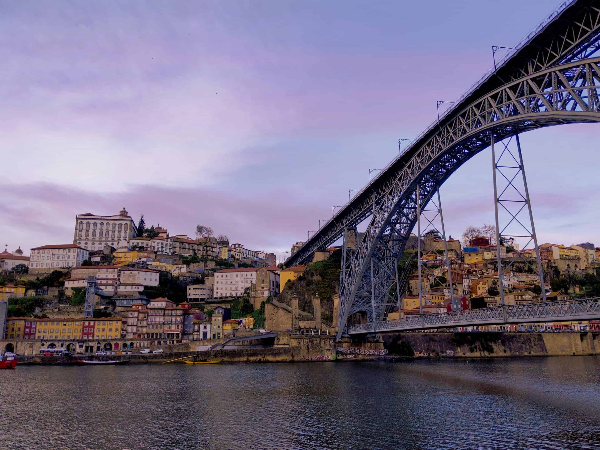 Programa do governo português oferece bolsas de estudo em Portugal a residentes no país